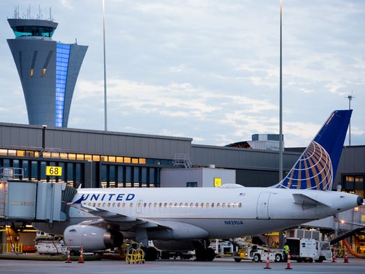 As night falls, a United Airlines Airbus A319 prepares