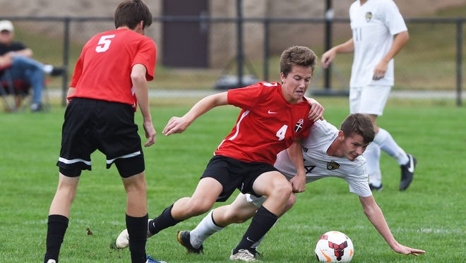 Rosecrans' Jack Goggin and River View's Brodie Williamson tangle. River View won 4-1 on Monday.