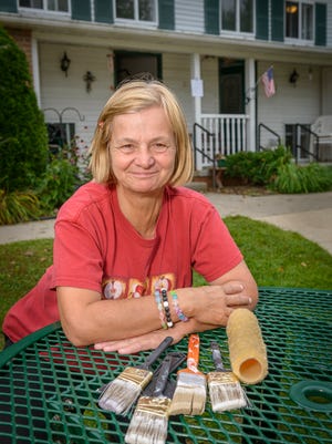 
Margaret, a resident at Wagner Homes in Farmington Hills, was helped by Mercedes-Benz Financial Services employees who spent last week giving back to the community. Employees painted Margaret’s apartment.
