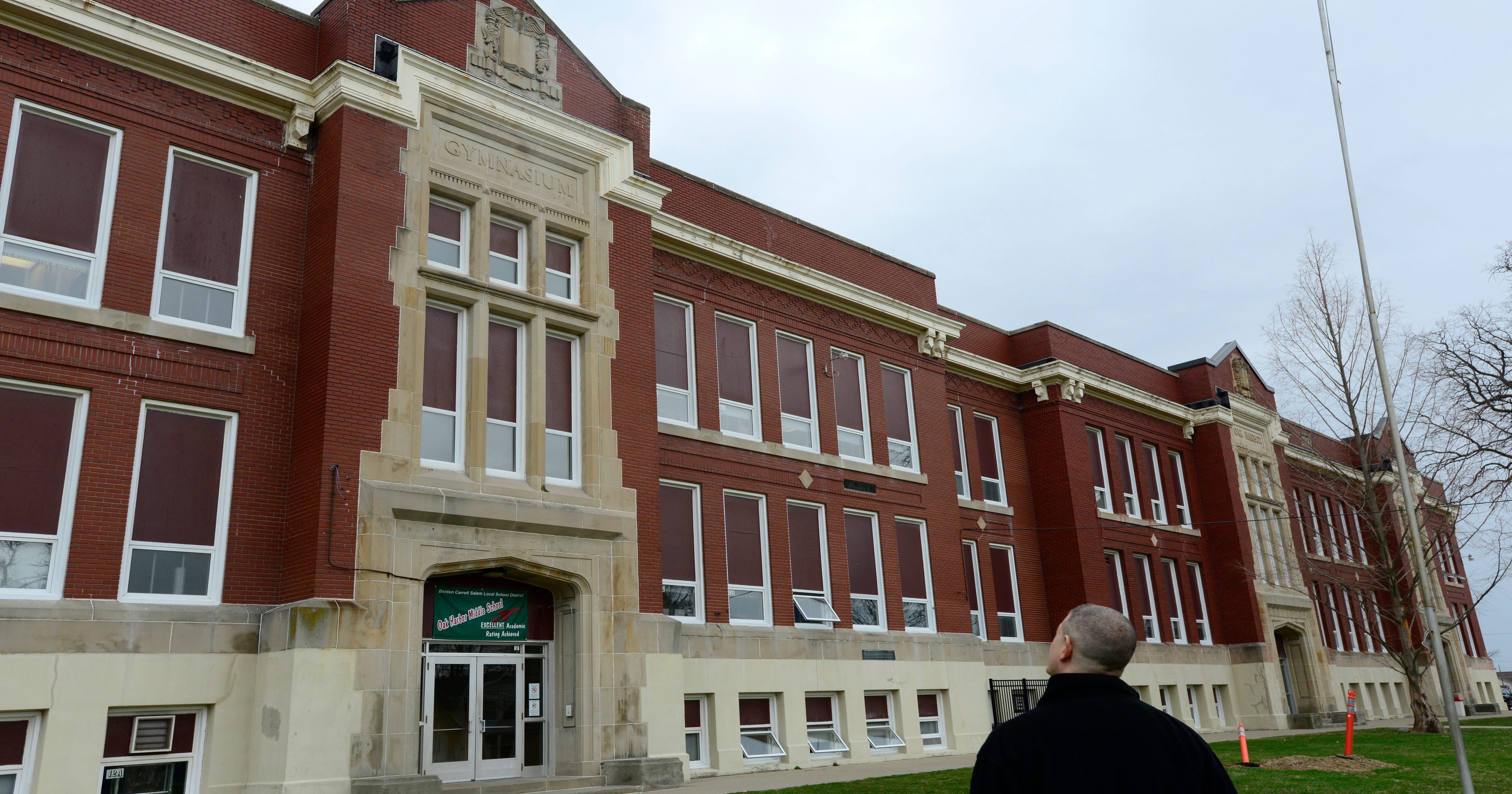 Oak Harbor Middle School wins 2 state awards for academics