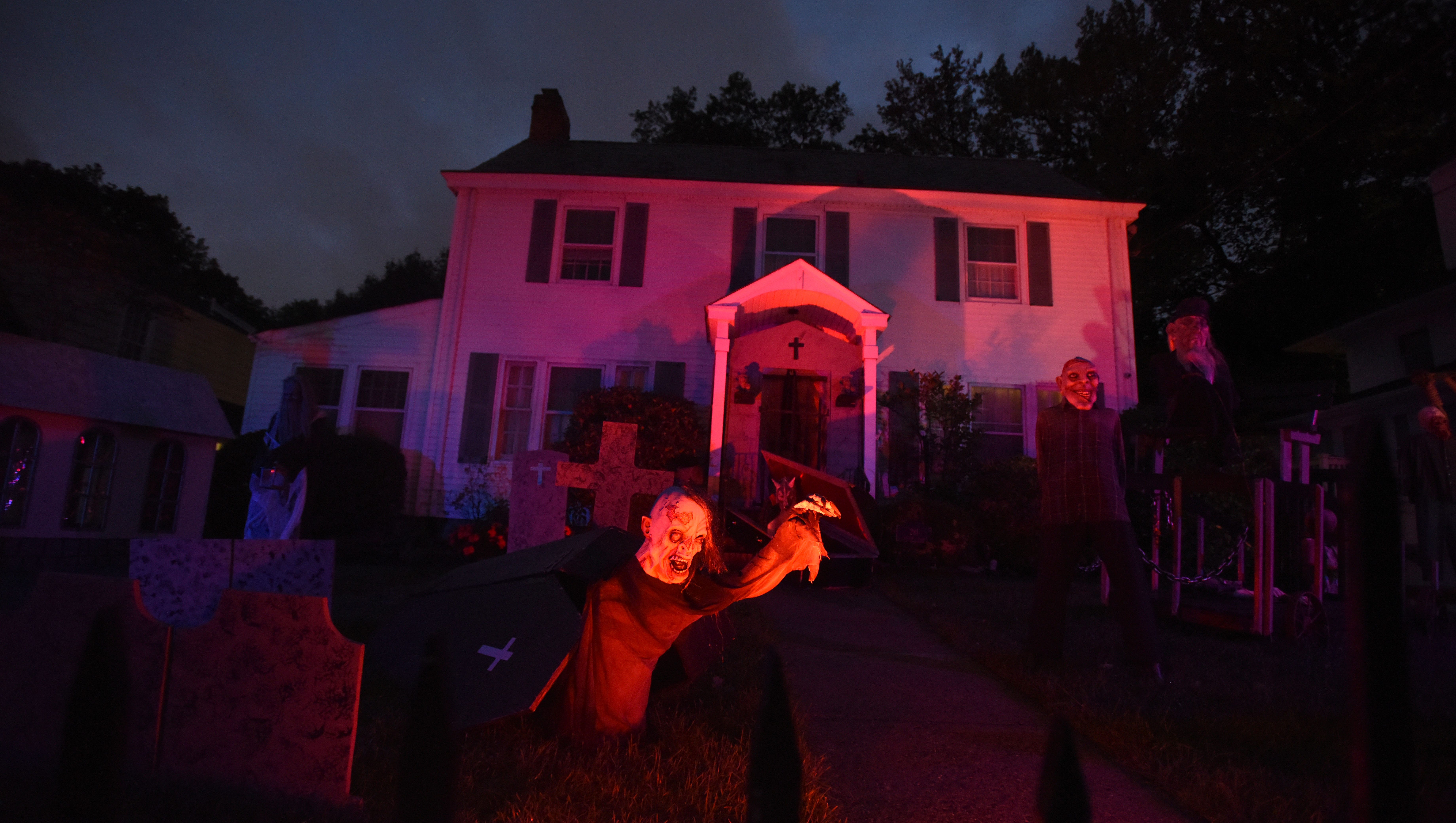 8 Spooky Houses That Decorate Like Crazy For Halloween