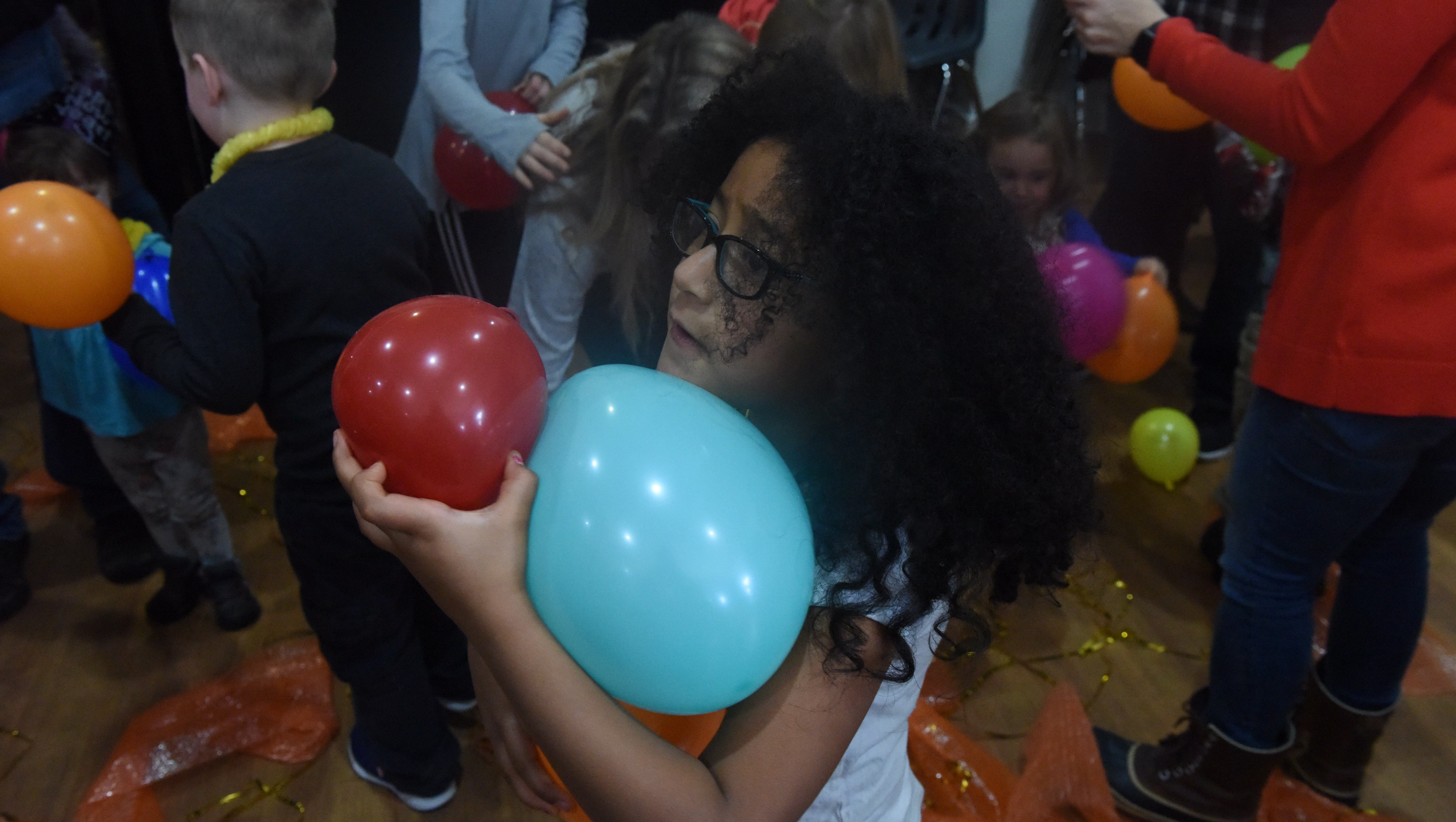 New Year's at Noon: Kids, families ring in 2018 early