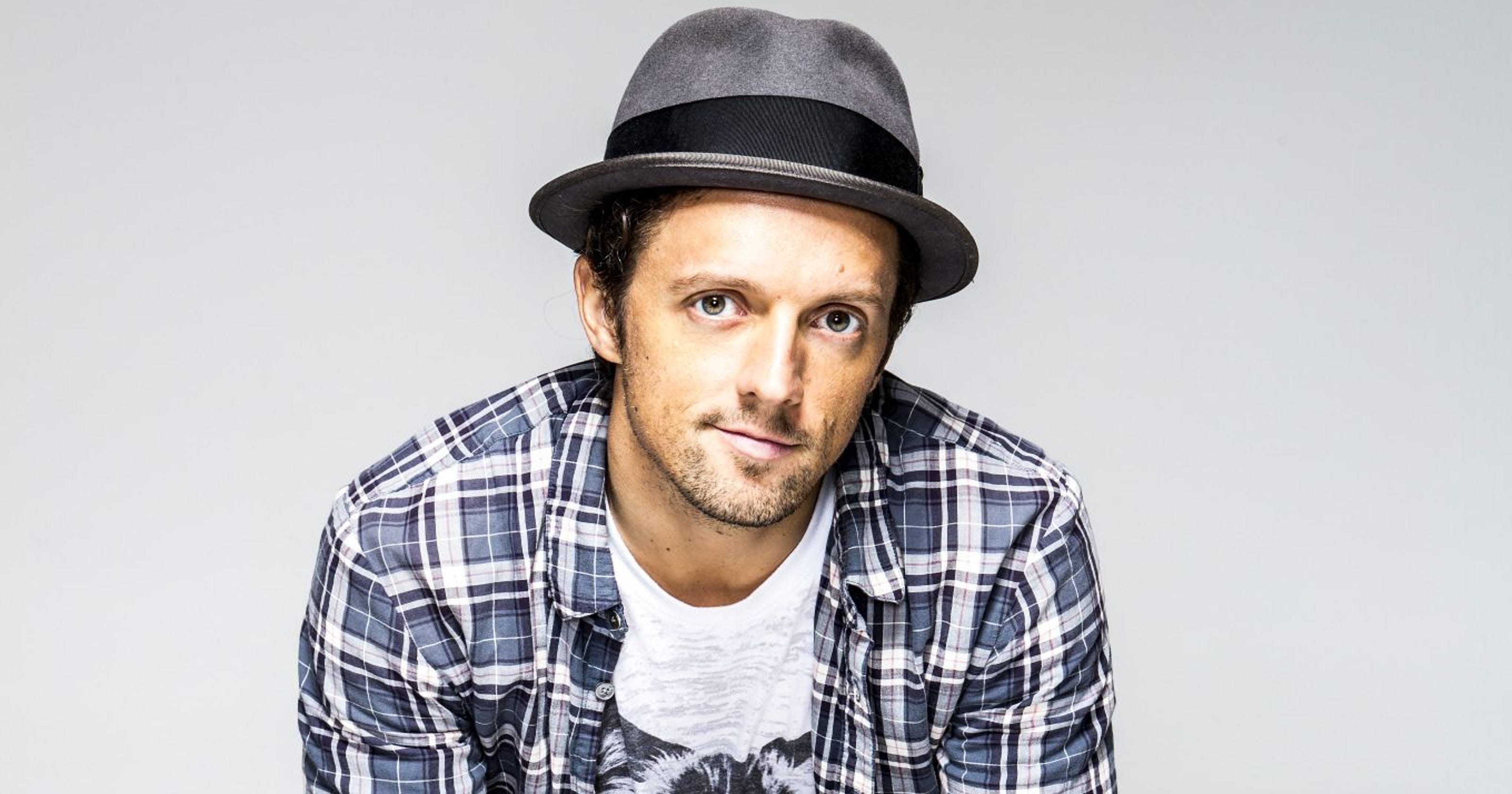 Yes! Jason Mraz returns to his 'coffeehouse performer' roots
