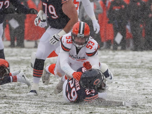 Browns linebacker Joe Schobert defends against Bears