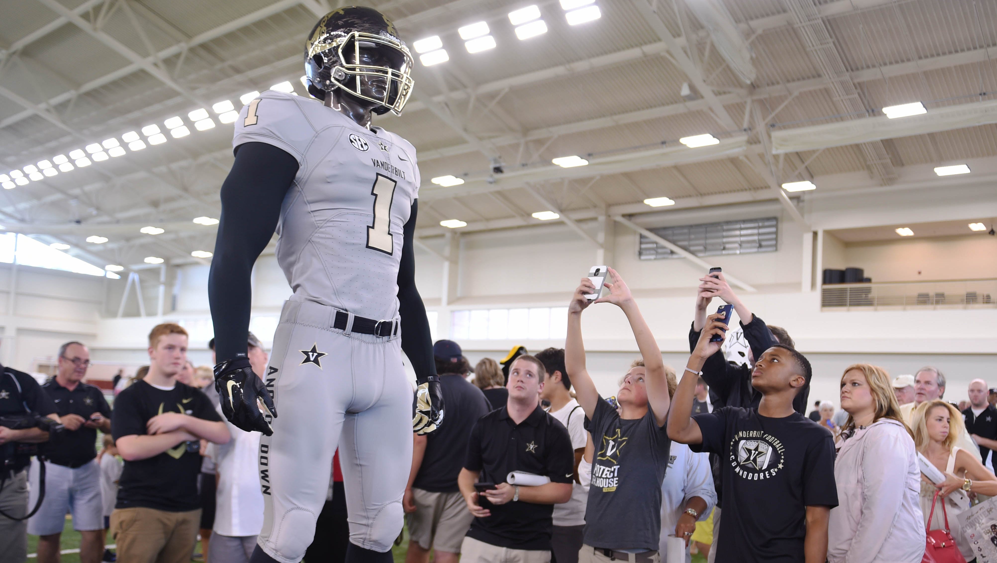 Vanderbilt S New Uniform Helmet Steal Show At Dore Jam