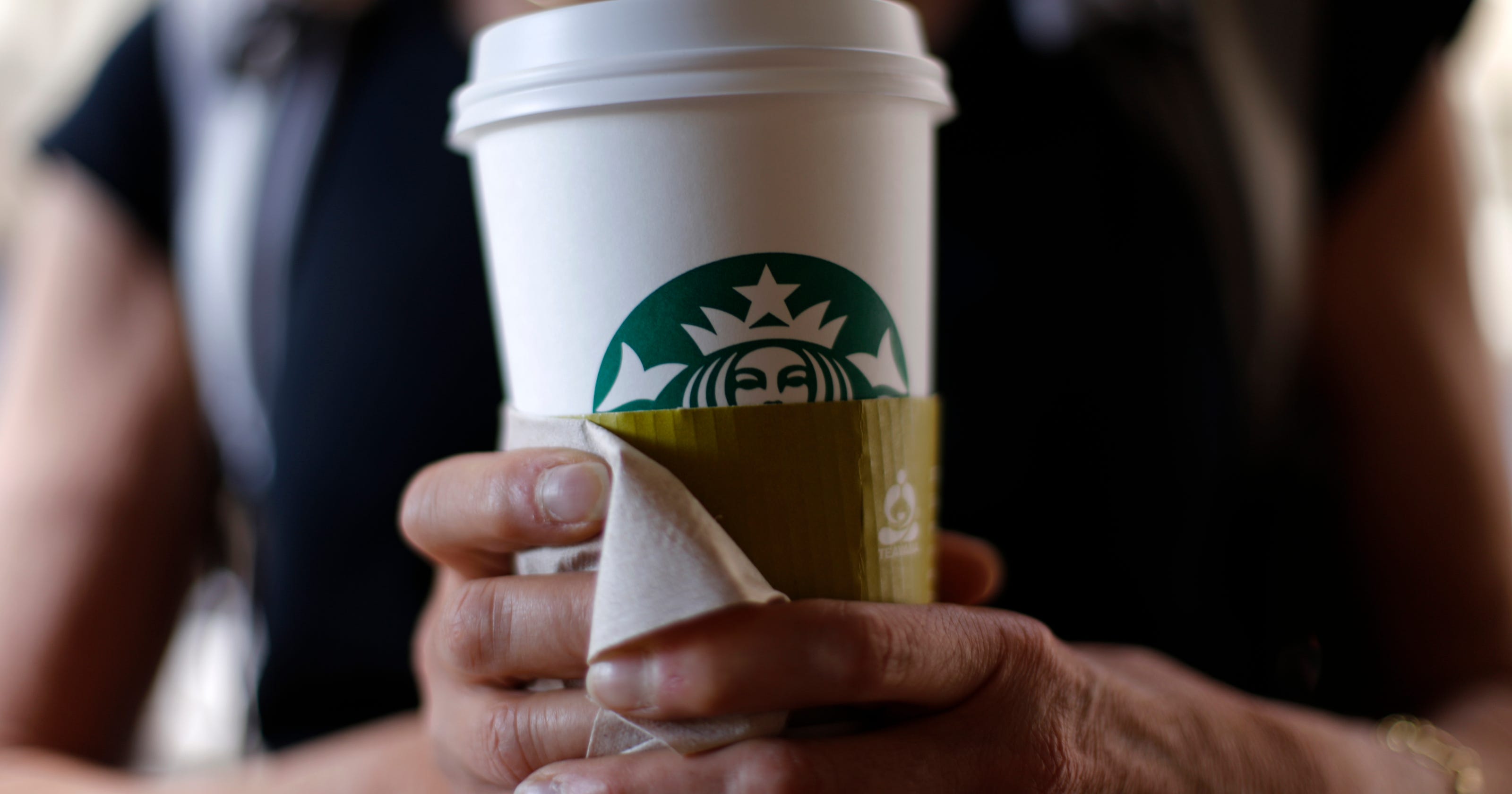 How much does starbucks pay an hour uk