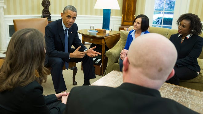 President Barack Obama meets with four of the letter writers who will join the First Lady and Dr. Jill Biden at the State of the Union address, Tuesday, Jan. 20, 2015, in the Oval Office of the White House in Washington. Clockwise, foreground, from left are, Victor Fugate of Kansas City, Md., Rebekah Erler of Minneapolis, the president, Carolyn Reed of Denver and Katrice Mubiru of Woodland Hills, Calif. (AP Photo/Evan Vucci)