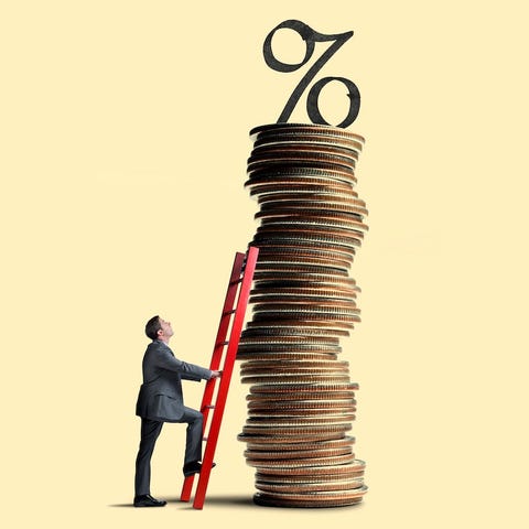 An investor climbs a ladder toward a percentage si
