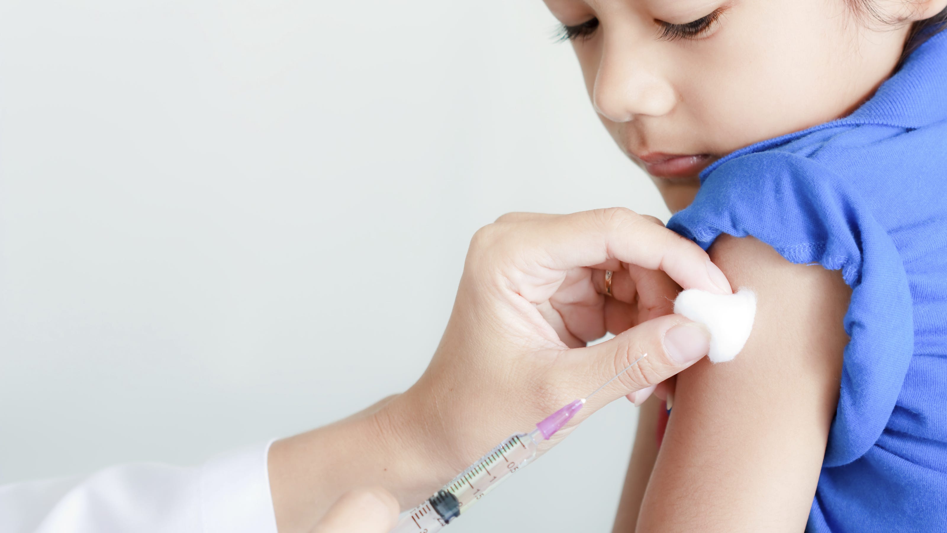 Грипп столбняк вакцина. Вакцинация детей. Прививка детям. Вакцинопрофилактика у детей. Уколы детям.