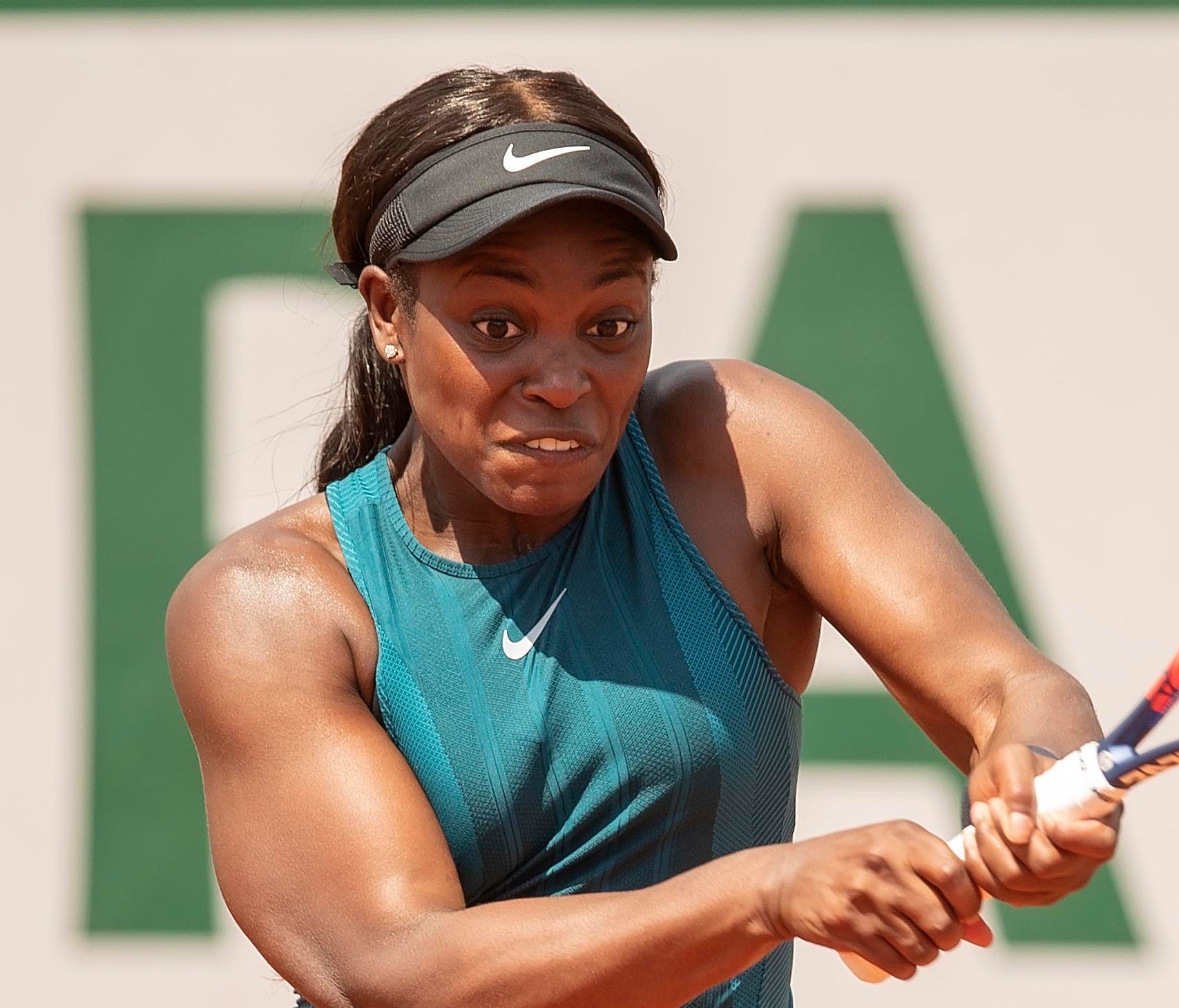 Sloane Stephens advanced at Roland Garros with a 6-2, 6-0 victory over Arantxa Rus.
