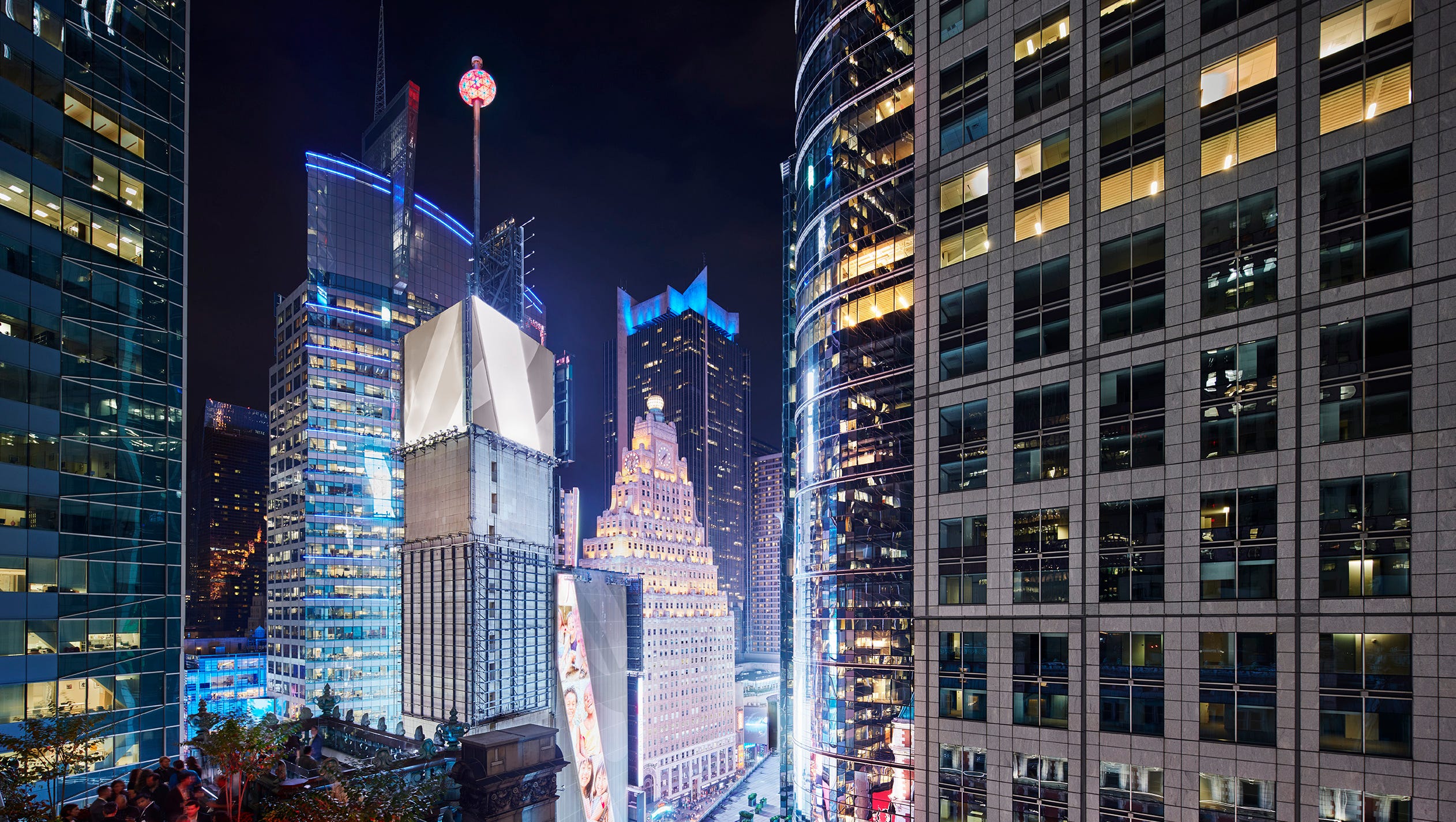 Take a front row seat for the celebration in Times Square with the St. Cloud Rooftop Experience at The Knickerbocker Hotel.