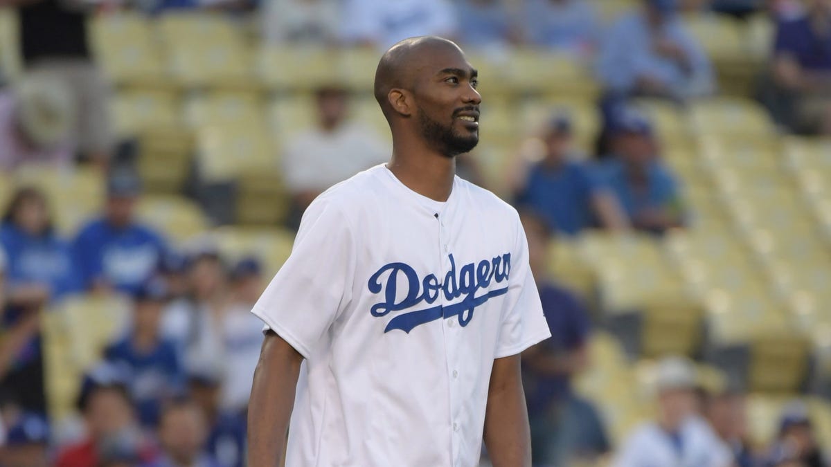 Lakers Veteran Corey Brewer S Trick For Throwing Perfect First Pitch