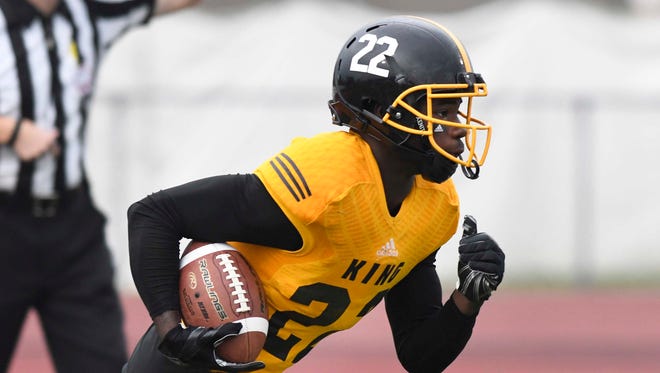 Detroit King kick returner Jae’veyon Morton (22) returns the opening kickoff for a touchdown against Cass Tech.