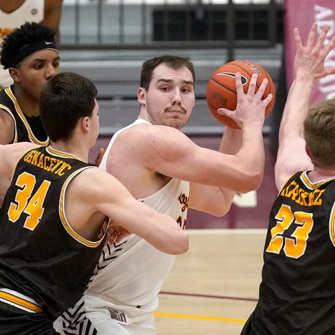 Loyola Chicago's Cameron Krutwig, center, looks to