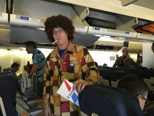A passenger on United��s final 747 flight takes the