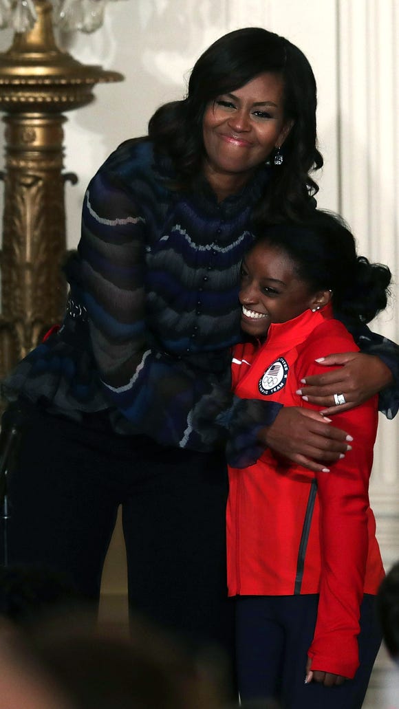 Simone Biles stans over FLOTUS, does splits with Final ...