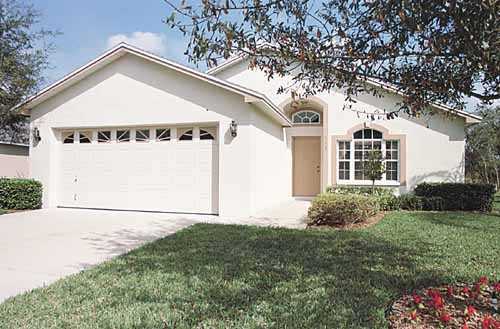 This 2-bedroom, 2-bath home is a golf lover¹s dream, located on the tenth fairway of Oakwood Development in Lake Wales.