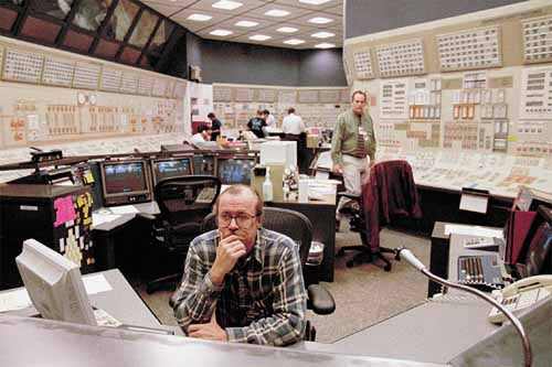 Nuclear technicians watch warning panels in the reactor two control room at San Onofre nuclear plant, about 60 miles south of Los Angeles, recently. The San Onofre plant and other nuclear plants around the nation face a difficult economic future as plants age and markets turn competitive.