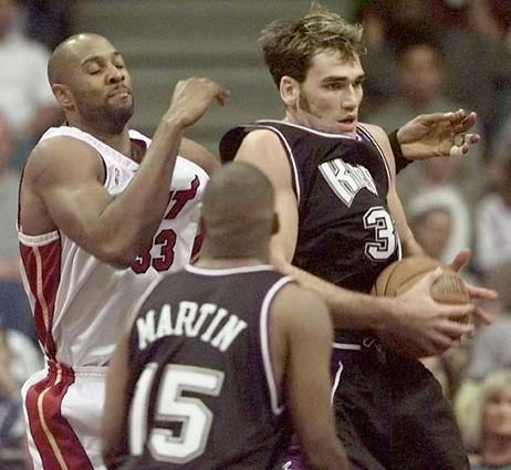 Sacramento Kings' Scott Pollard, right, attempts to pass Miami Heat's Alonzo Mourning, left, as Kings' teammate Darrick Martin (15) looks on during the second half Monday, Nov. 29, 1999 at the Miami Arena in Miami. The Heat defeated the Kings 98-88. (AP Photo/Amy E. Conn)