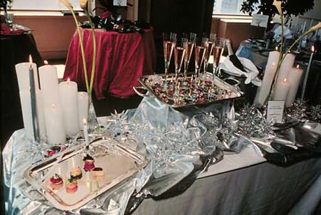 SH99L250DESIGN Dec. 20, 1999 Ñ Setting a festive and glittery New YearÕs table. (SHNS photo courtesy Chris Madden / Scripps Howard News Service)
