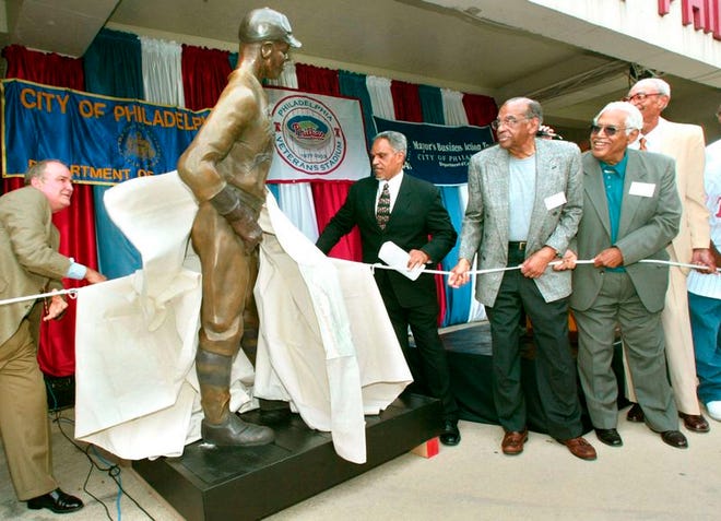 GEORGE WIDMAN/The Associated Press
A statue honoring the Philadelphia Stars was unveiled Wednesday outside Veterans Stadium. Uncovering the statue, from left, are Philadelphia Mayor John Street and Stars players Wilmer and Mahlon Duckett.