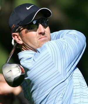David Duval shot a 65 to take a one-shot lead at the Dunlop Phoenix.