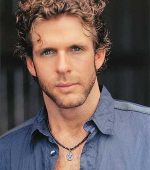Country singer Billy Currington's album “Doin’ Somethin’ Right” — driven by the record's first single "Must Be Doin' Somthin' Right" — reached gold status in sales earlier this month.