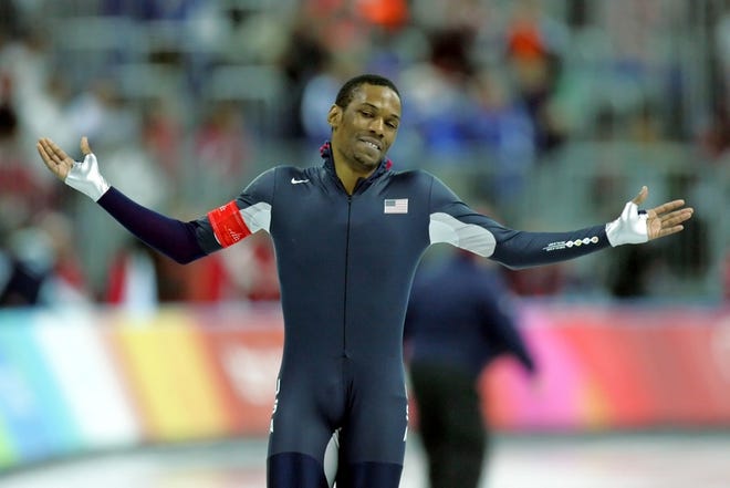 Shani Davis of the U.S. shrugs his shoulders Tuesday after seeing that he won a silver medal in Turin, Italy.