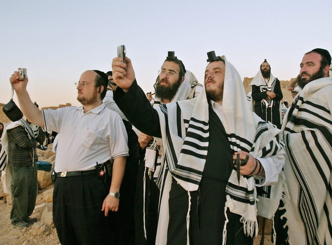 Kosher' cell phone blocks worldly temptations