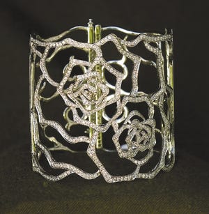 This cuff includes 5.2 carats of diamonds and has a retail value of $11,997. The minimum bid on this item at Friday’s American Cancer Society fundraiser auction is $4,500.