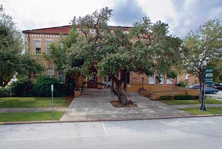 The old City Hall building in Lake Wales, vacant since 1999, could soon bustle with students and teachers if a proposal by Polk Community College to convert the structure into a campus is approved.