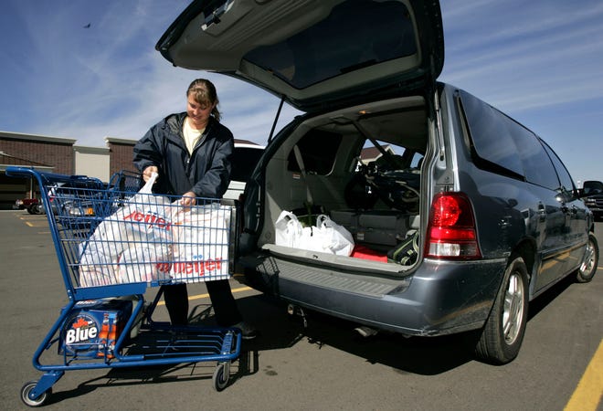 Jennifer Dionisio loads groceries into her minivan in Warren, Mich., Tuesday, Sept. 26, 2006. Dionisio drives a 2004 Ford Windstar minivan because it's easy load her three kids through the dual sliding doors. According to auto sales figures, minivan sales are off 12.4 percent during the first eight months of the 2006. Of the 14 minivans on the market, sales have dropped on all but the Honda Odyssey. Sales of half the vans are down by more than 20 percent.
