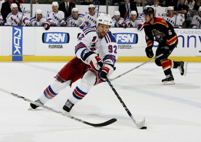 Michael Nylander of the Rangers reaches out to grab the puck during the Blueshirts’ 4-3 win over the Panthers last night. Nylander scored the only goal of the shootout. With the victory, the Rangers improved to 6-2 on the road this season.