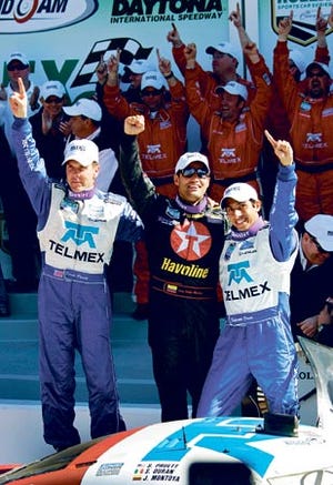 Salvador Durán, de México, izquierda, Juan Pablo Montoya de Colombia, centro, y Scott Pruett celebran su triunfo en la carrera Rolex 24 horas de Daytona el 28 de enero.