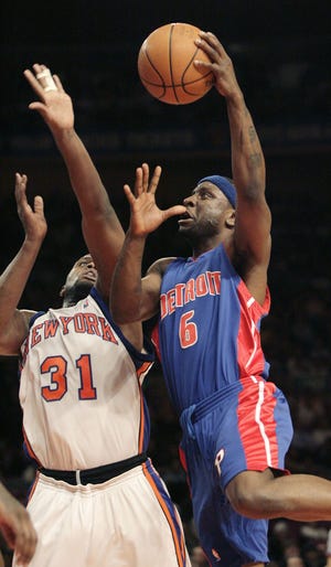 Detroit Pistons' Ronald Murray, right, drives to the basket past New York Knicks' Malik Rose during the second half of the NBA basketball game Monday, April 9, 2007 at Madison Square Garden in New York. The Pistons beat the Knicks, 91-83. (AP Photo/Seth Wenig)