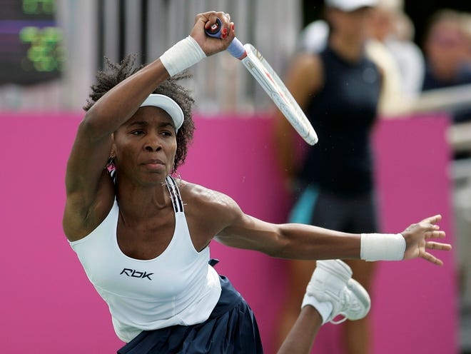 The United States' Venus Williams beat Nadia Petrova to tie up the Fed Cup semifinals at 1-1.