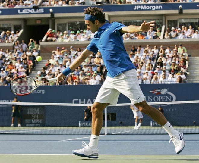 Roger Federer beat Nikolay Davydenko to move within one victory of his fourth U.S. Open title.