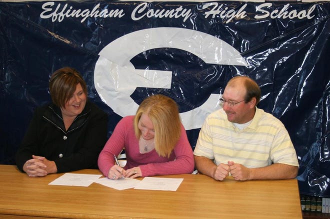 While her parents Sonja and Jeremy Fogle look on, Marie Fogle signs a letter of intent to play softball at Georgia Southern University on Wednesday. (Emily Goldman/Effingham NOW)