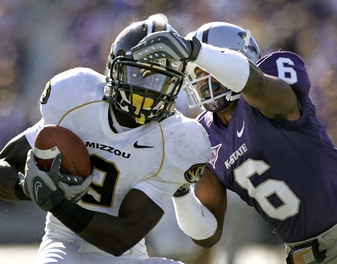 Missouri wide receiver Jeremy Maclin (left) is pressured by Kansas State defensive back Byron Garvin as Maclin catches a pass Saturday.