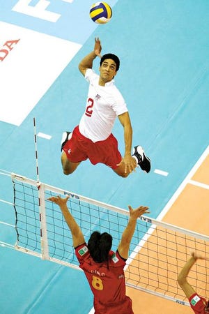 El capitán del equipo de Voleibol de Puerto Rico, Héctor Soto, lanza contra la defensa de Japón.