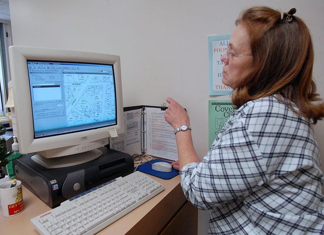 KILLINGLY 12-19-2007 JOHN SHISHMANIAN  Melissa Bonin, Killingly assessor shows a Geographic Information System assessors map of town hall on line in the Assesors office at Killingly Town Hall,