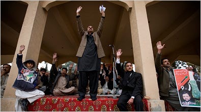 Zumurrad Khan, standing, a member of Benazir Bhutto’s Pakistan Peoples Party, at a rally of 500 Thursday at the Rawalpindi park where she was killed last week.