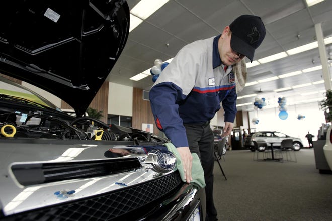 Assistant used-car manager Sean Hess wipes down a 2008 Ford Focus on Thursday, Jan. 17, at Rock River Ford on North Alpine Road in Rockford. Ford’s sales fell 12 percent in 2007, to 2.572 million vehicles, and the No. 3 automaker is expected to post another quarterly loss next Thursday. Ford’s shares closed up 16 cents Friday to $5.92 on the New York Stock Exchange.