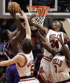 Phoenix Suns’ Amare Stoudemire (left) goes up for a shot against Chicago Bulls’ Andres Nocioni (center bottom), Ben Wallace (center top) and Tyrus Thomas on Jan. 27, 2008, during the fourth quarter in Chicago. The Suns won 88-77.