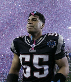 Junior Seau walks off the field after the Patriots lost to the Giants in the Super Bowl.