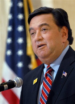 New Mexico Gov. Bill Richardson talks to supporters at a news conference in the Capitol Rotunda in Santa Fe, N. M., in this Jan. 10, 2008 file photo.While most Democratic governors have endorsed either Hillary Clinton or Barack Obama, out west it's a different story. Key Democrats who have seized control of Republican-leaning states say they are waiting to make a choice.
