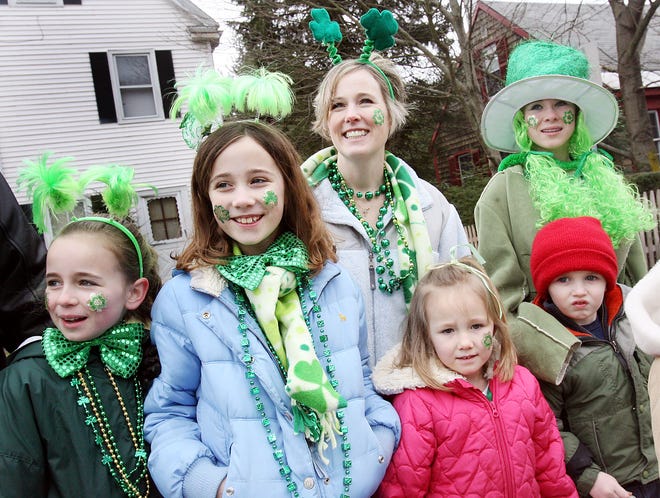 TIM CORREIRA/THE ENTERPRISE: shot on March 16 2008: ABINGTON ST PATS PARADE- STAND ALONES: (L to R) 9 year old Shealya Connell of Marshfield; Rachel Londergan, 9 Kingston; Paula Londergan; Kristen Londergan, 4 of Kingston; Daniel O'Brien, 4 of Norwell; and Devyn Connell of Marshfield; watch during the Abington St. Patrick's Day parade down Washington street in Abington Sunday afternoon.