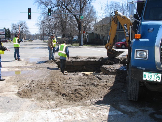 Water worry: Chillicothe Public Works Department workers fixed a broken water main Monday at the corner of Fourth and Walnut streets.