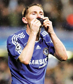 El jugador Frank Lampard, del Chelsea, celebra tras anotar un gol ante el Liverpool.