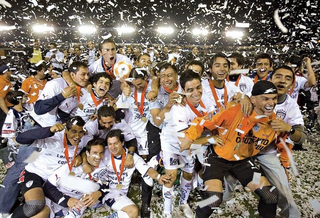 Los jugadores del Pachuca de México celebran la obtención del título de la Copa de Campeones de la Concacaf 2008 tras el partido contra el Deportivo Saprissa de Costa Rica, jugado en el estadio Huracán de Pachuca, México.